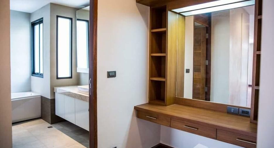 For rent 4 bedrooms house in Khlong Toei, Bangkok