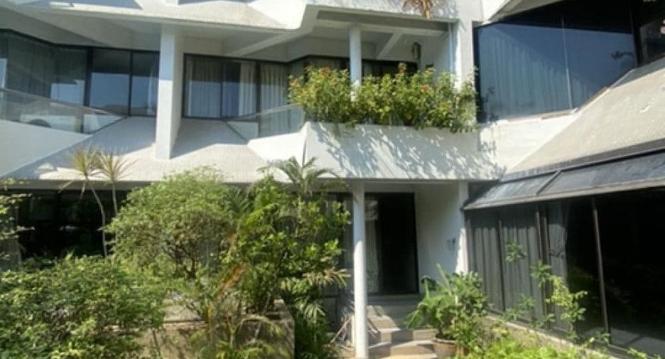 For rent 2 bedrooms townhouse in Wang Thonglang, Bangkok