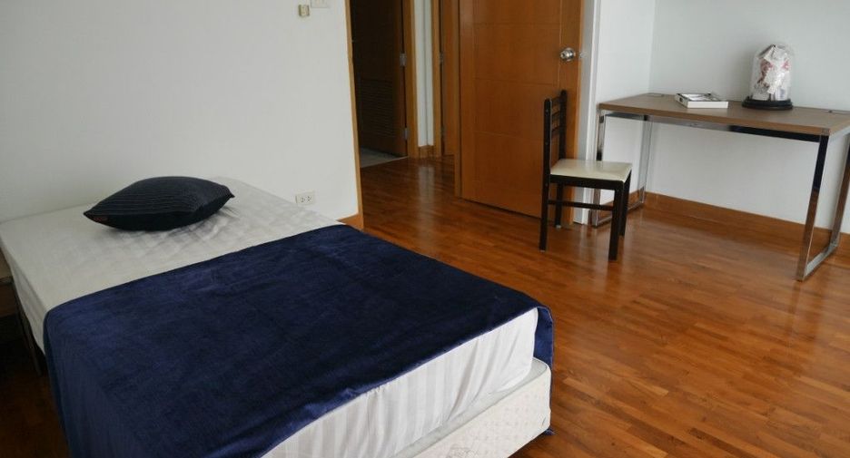For rent 3 bedrooms condo in Khlong Toei, Bangkok