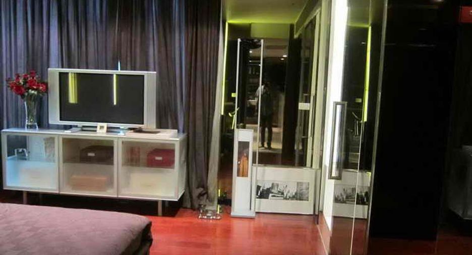 For rent 2 bedrooms condo in Pathum Wan, Bangkok