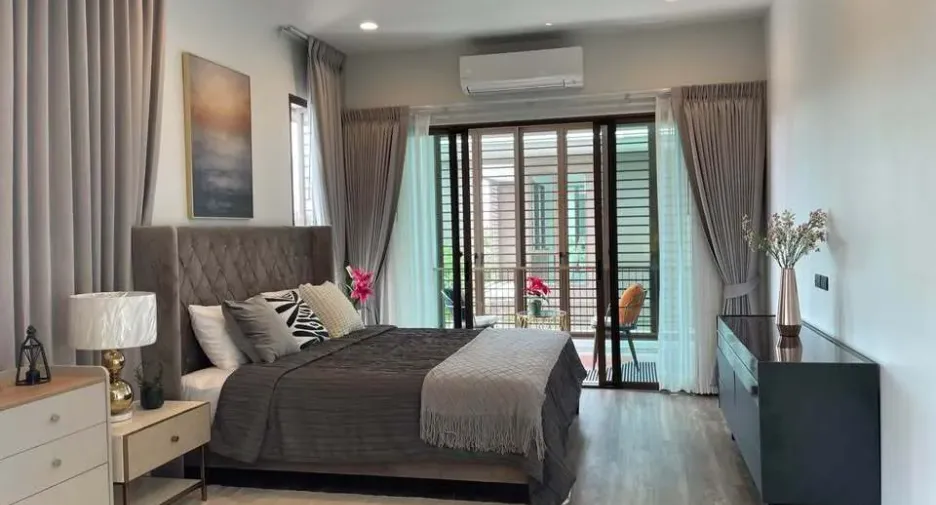 For rent 4 bedrooms house in Bang Kapi, Bangkok