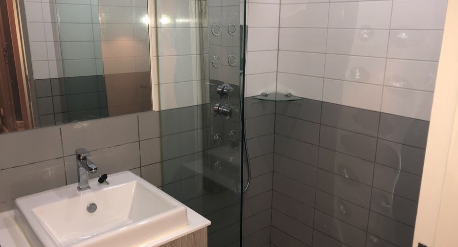 Condo en alquiler de 2 habitaciones en Phra Khanong, Bangkok