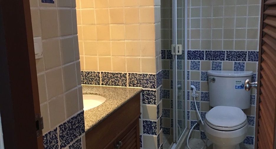 For rent 3 bedrooms condo in Pathum Wan, Bangkok