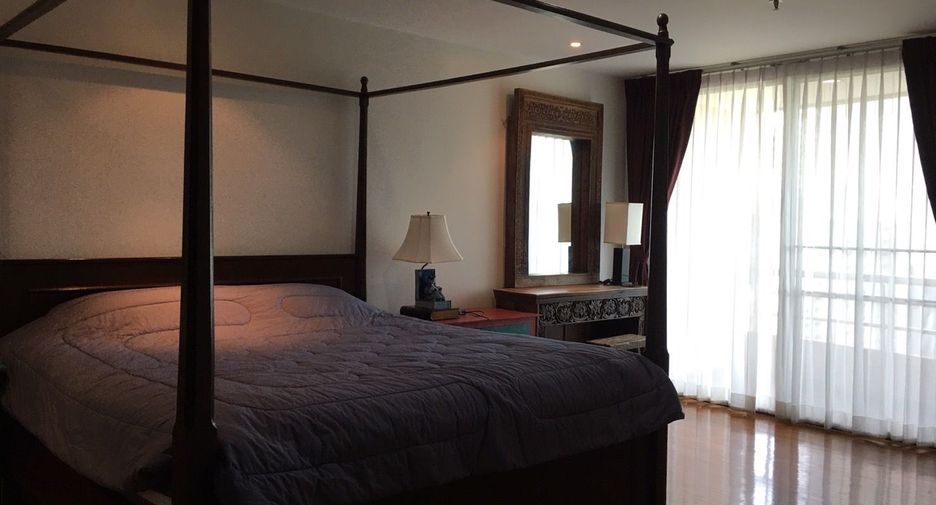 For rent 3 bedrooms condo in Pathum Wan, Bangkok
