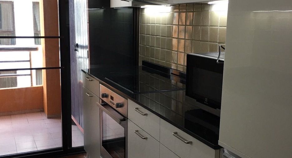 For rent 3 bedrooms condo in Pathum Wan, Bangkok