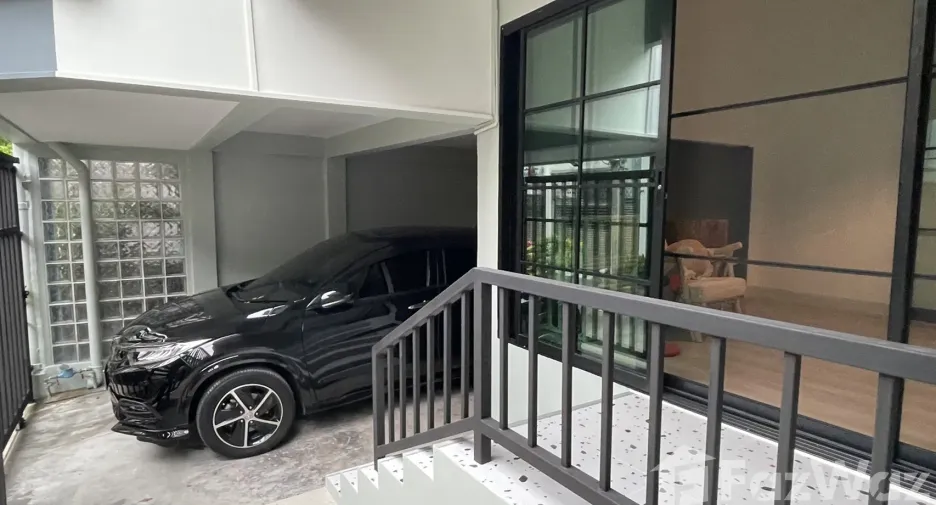 Reihenhaus zur Miete mit 4 Zimmer in Watthana, Bangkok
