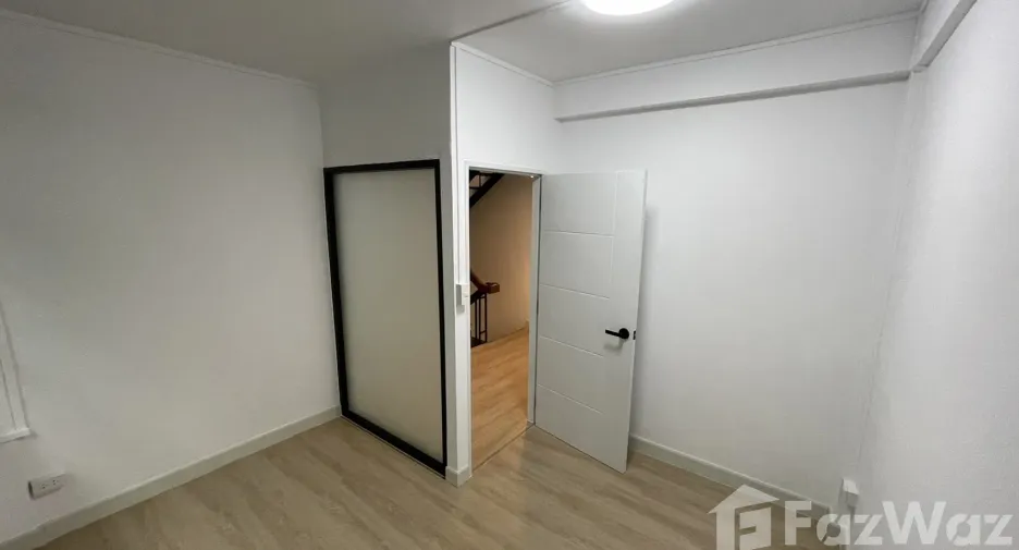Reihenhaus zur Miete mit 4 Zimmer in Watthana, Bangkok