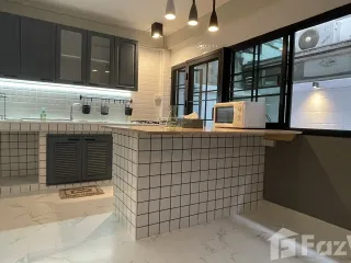 Casa adosada en alquiler de 4 habitaciones en Watthana, Bangkok