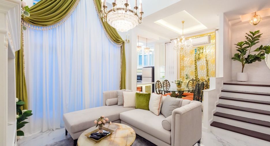 For rent 3 bedrooms townhouse in Lat Phrao, Bangkok