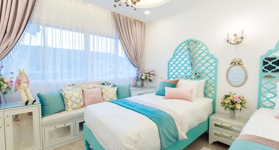 For rent 3 bedrooms townhouse in Lat Phrao, Bangkok