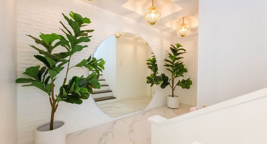For rent 3 bedrooms townhouse in Lat Phrao, Bangkok