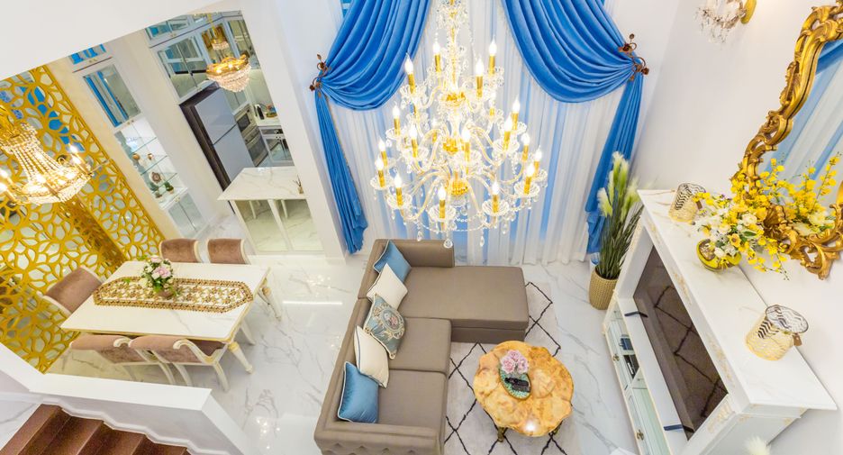 For rent 4 bedrooms townhouse in Lat Phrao, Bangkok