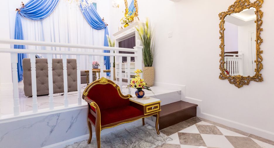 For rent 4 bedrooms townhouse in Lat Phrao, Bangkok