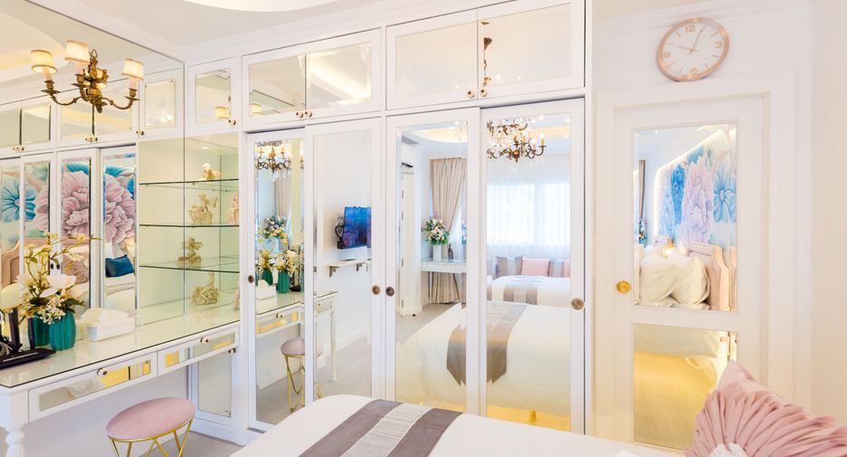For rent 4 bedrooms townhouse in Lat Phrao, Bangkok