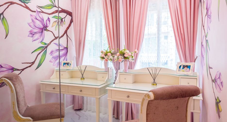 For rent 4 bedrooms townhouse in Lat Phrao, Bangkok