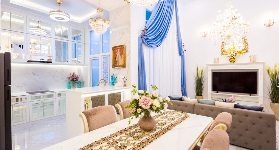 For rent 4 bedrooms townhouse in Lat Phrao, Bangkok