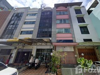 À louer 3 chambres maison de ville à Khlong Toei, Bangkok