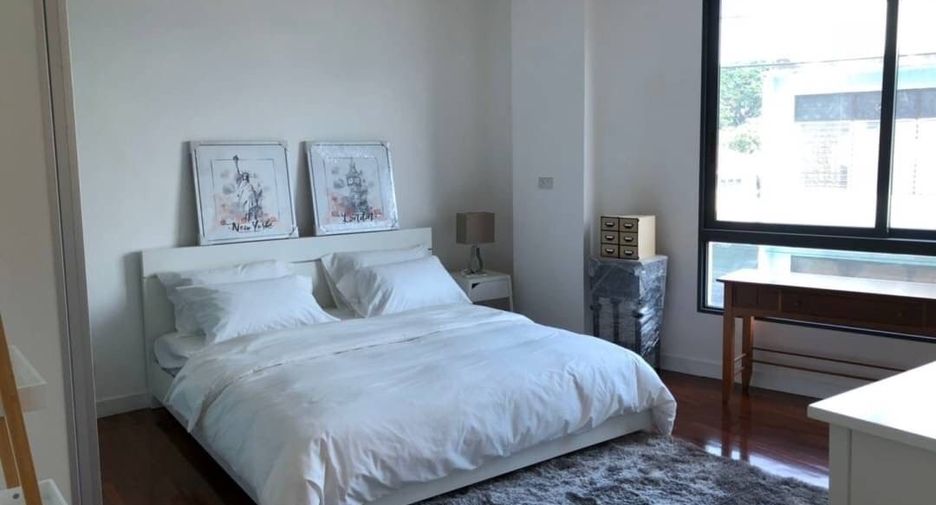 For rent 3 bedrooms condo in Sathon, Bangkok