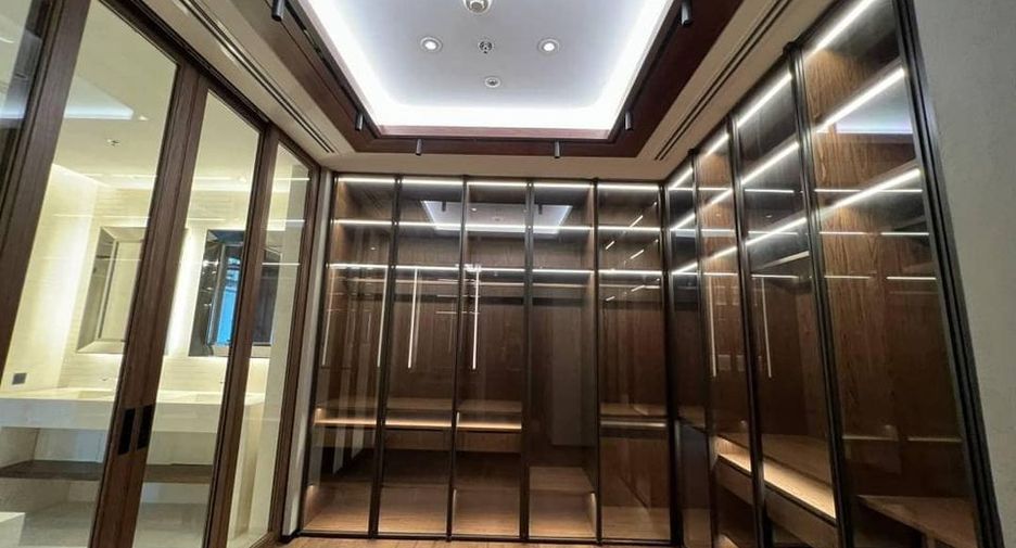For rent 3 bedrooms condo in Yan Nawa, Bangkok