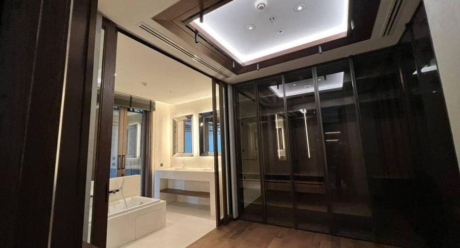 For rent 3 bedrooms condo in Yan Nawa, Bangkok