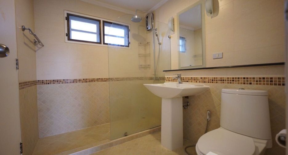 For rent 4 bedrooms house in Mueang Samut Prakan, Samut Prakan