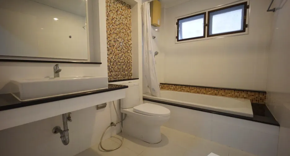 For rent 4 bedrooms house in Mueang Samut Prakan, Samut Prakan