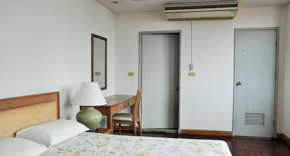 For rent 3 bedrooms apartment in Sathon, Bangkok