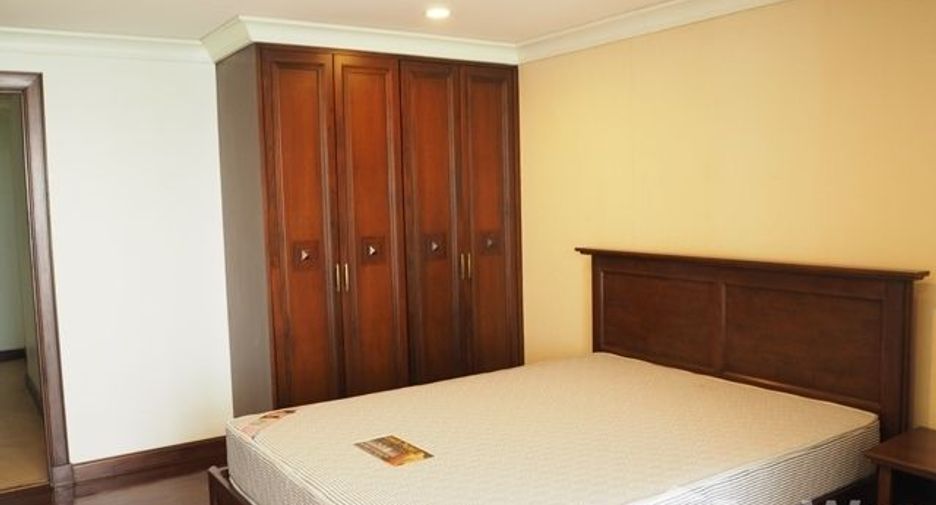For rent 4 bedrooms condo in Pathum Wan, Bangkok