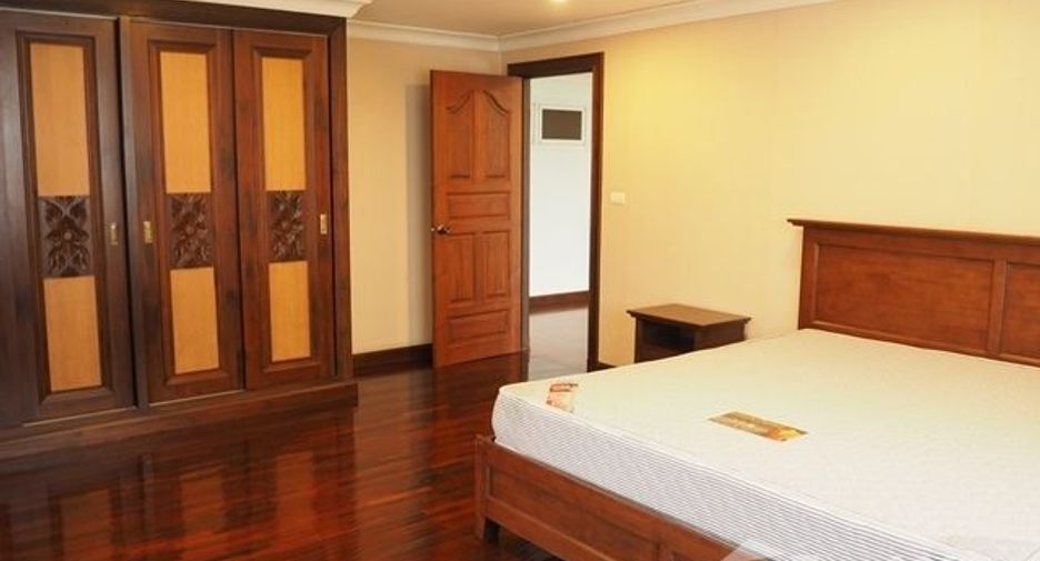 For rent 4 bedrooms condo in Pathum Wan, Bangkok