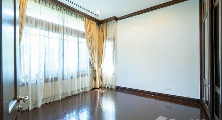 For rent 4 bedrooms house in Yan Nawa, Bangkok