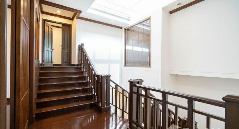 For rent 4 bedrooms house in Yan Nawa, Bangkok