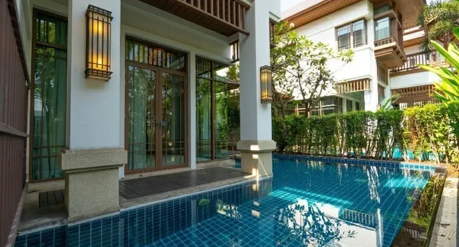 À louer 4 chambres maison à Yan Nawa, Bangkok