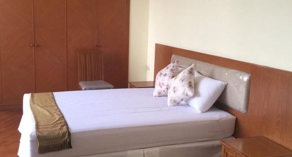 For rent 3 bedrooms condo in Khlong Toei, Bangkok