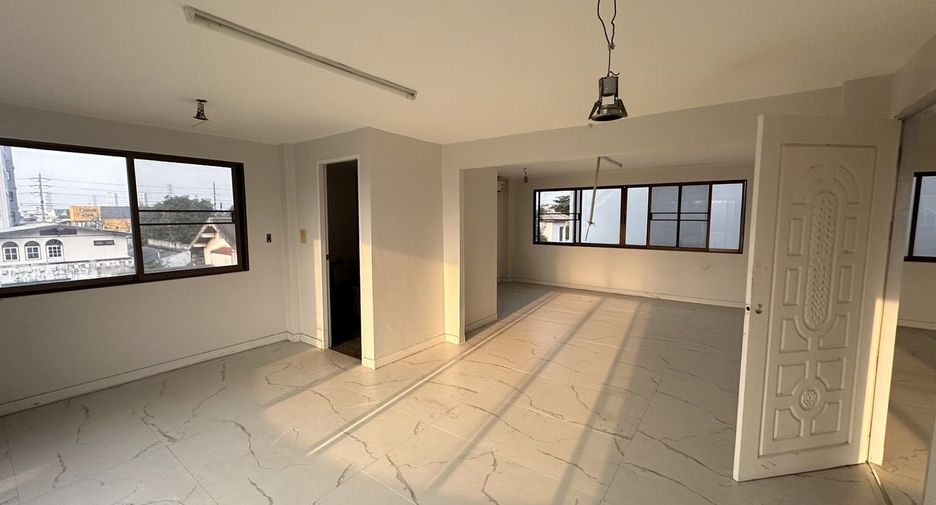 For rent 6 bedrooms retail Space in Chatuchak, Bangkok