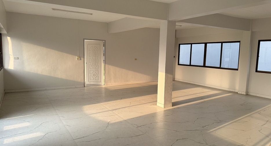 For rent 6 bedrooms retail Space in Chatuchak, Bangkok