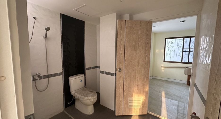 For rent 6 bedrooms retail Space in Chatuchak, Bangkok