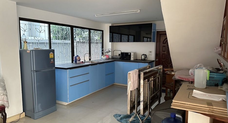 For rent 6 bedrooms retail Space in Chatuchak, Bangkok