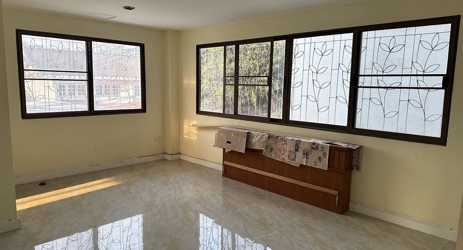 For rent 6 bedrooms retail Space in Chatuchak, Bangkok
