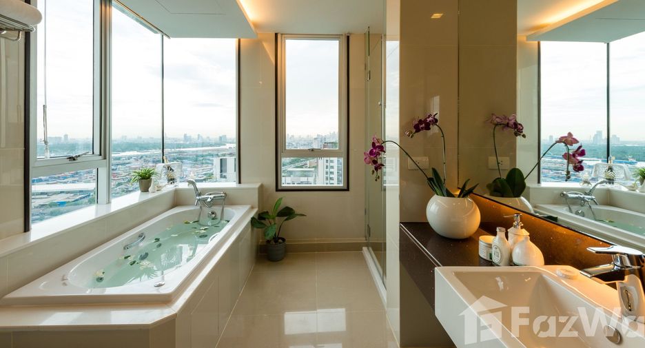 For rent 3 bedrooms apartment in Khlong Toei, Bangkok
