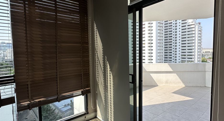 For rent 2 bedrooms condo in Watthana, Bangkok