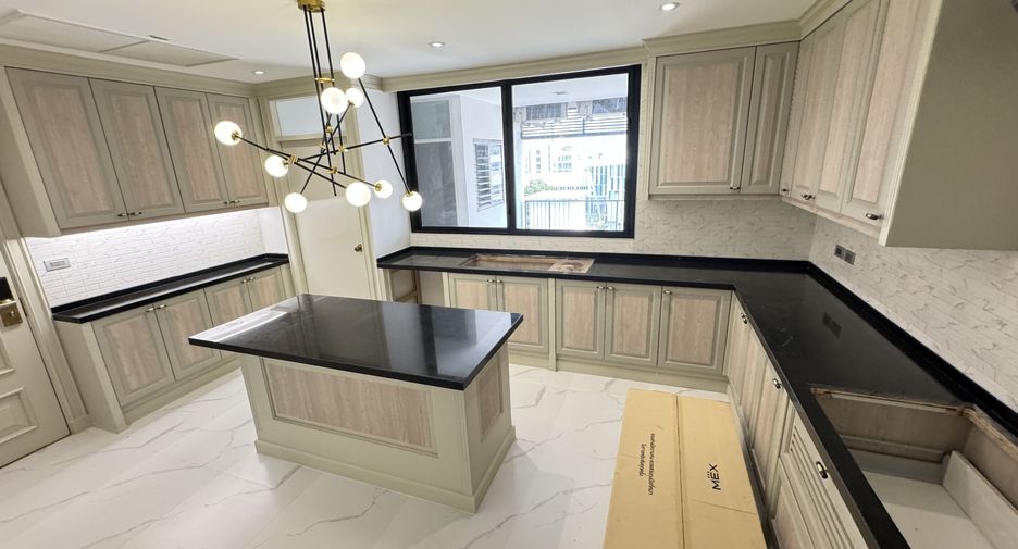 For rent 4 bedrooms apartment in Watthana, Bangkok