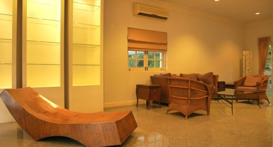 For rent 4 bedrooms house in Watthana, Bangkok