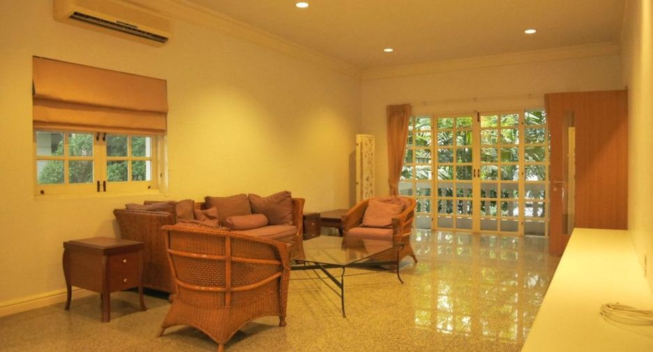 For rent 4 bedrooms house in Watthana, Bangkok