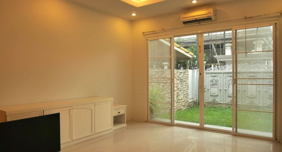 For rent 4 bedrooms house in Watthana, Bangkok