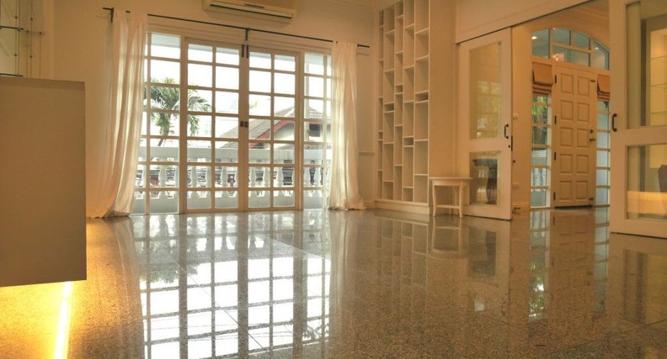 For rent 4 bedrooms house in Watthana, Bangkok