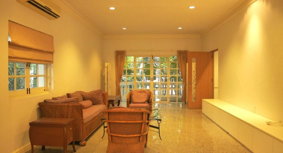 For rent 4 bedrooms house in Watthana, Bangkok