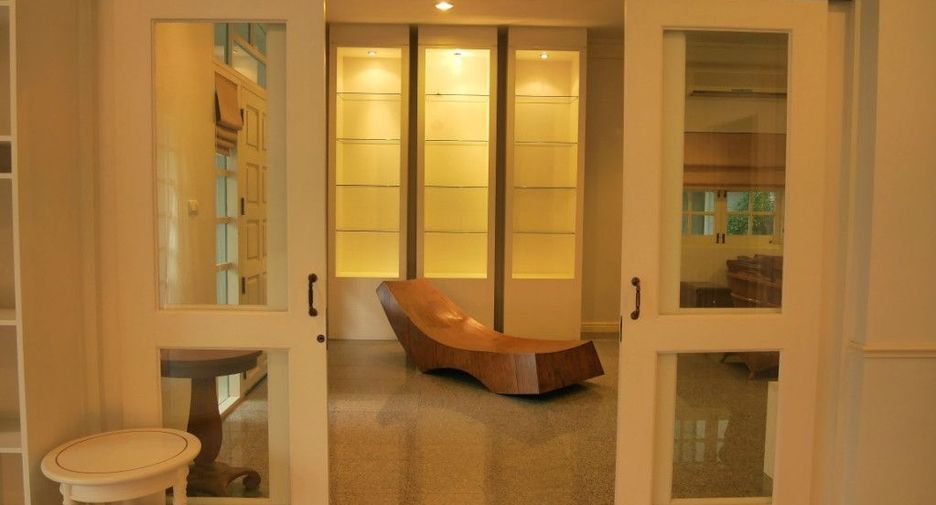 For rent 4 bedrooms house in Watthana, Bangkok