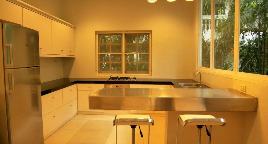 For rent 4 bedrooms house in Watthana, Bangkok