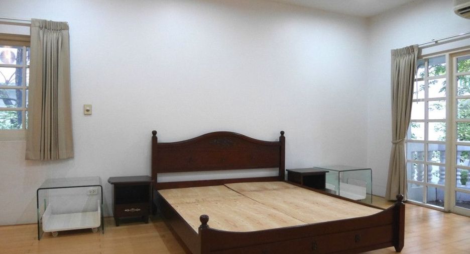 For rent 4 bedrooms house in Watthana, Bangkok