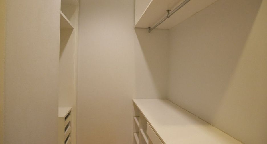 For rent 4 bedrooms house in Watthana, Bangkok
